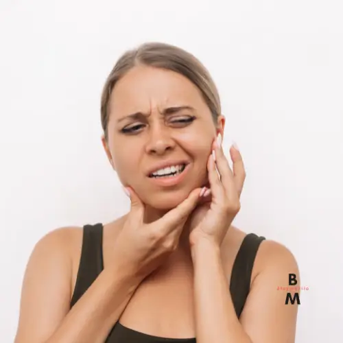 mujer haciendo ejercicios para relajar la mandíbula